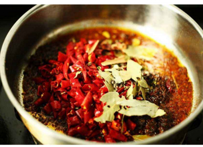 重慶火鍋底料供應(yīng)商如何進(jìn)行產(chǎn)品優(yōu)化？