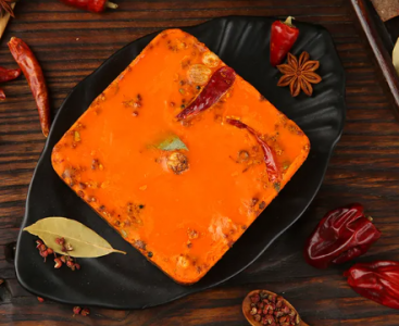品味重慶經(jīng)典，老火鍋紅油底料入口那一刻，辣香四溢，你嘗過(guò)嗎？