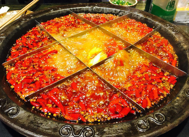  重慶火鍋底料批發(fā)對火鍋文化的闡述 重慶火鍋底料批發(fā)主要提供火鍋底料的銷售，對于一家生意很好的火鍋店來講，選擇一家穩(wěn)定的供應商是保證生意的必要措施，一般來講，進行長期合作的廠家在口味上才能夠進行還原，避免了頻繁換供應商對口味帶來的變化。 重慶火鍋種類繁多，主要以毛肚為主，當然每道菜都有重慶風味。調(diào)味料也以芝麻油、蒜泥、香菜、洋蔥、蠔油等輔助蘸料為基礎(chǔ)。吃得很豪放，尤其是在夏天，重慶火鍋赤手空拳，能感受到重慶火鍋帶來的浸泡。只有當你真正享受辛辣的火鍋時，你才能品嘗到重慶火鍋的特色。這是重慶特有的風味，也是重慶火鍋在吃的時候可以體驗到的靈魂深處。重慶的火鍋充滿了時代的氣息。每一口火鍋都能見證重慶火鍋的歷史發(fā)展。在這樣的環(huán)境下，重慶火鍋帶來了時代的呼喚，發(fā)出了美食的號角，繼承了傳統(tǒng)的美食，創(chuàng)造了重慶火鍋更好的口味。 重慶火鍋底料批發(fā)從歷史文化的角度出發(fā)，可以說重慶火鍋是百年歷史，在不斷精細化的工作過程中，重慶火鍋吸引了更多的人去認識，在飲食中也涵蓋了更多的歷史文化，取得了更大的成就。重慶火鍋基地的也讓人們記住了重慶的文化意義?；疱伝夭牧蠌S生產(chǎn)和生產(chǎn)火鍋基地材料是歷史發(fā)展的結(jié)合，而且在不斷生產(chǎn)的基礎(chǔ)材料中可以有多種口味和經(jīng)驗，這也是對重慶火鍋的認可，是重慶火鍋精神的歷史驅(qū)動。重慶火鍋的味道是很有特點的，特別是我們吃火鍋的時候，我們可以識別和體驗火鍋的味道。重慶火鍋在吃火鍋時，會帶來一定的特色和各種口味，所以火鍋的味道也可以被更多人接受和喜歡。 重慶火鍋底料批發(fā)的風味體現(xiàn)在多樣化的格局中。說重慶火鍋的多樣性真的沒有覆蓋，更不用說重慶火鍋中的紅油黃油了。重慶火鍋的香辣味足以讓更多的人喜歡。當然，目前重慶火鍋種類較多，但所有的基礎(chǔ)材料都圍繞著重慶火鍋展開。美味的麻辣鍋，正宗的重慶火鍋，精致的火鍋，吃起來正宗的味道，是重慶火鍋帶來的享受。 為了追求健康，重慶火鍋帶來了越來越多的基礎(chǔ)材料。在基礎(chǔ)材料上，滋補木耳湯火鍋也可以帶來這個時代的正宗味道，吃在嘴里，享受美味的重慶火鍋。重慶火鍋的番茄火鍋很有特色，可以是酸辣的，可以是酸辣的，但是吃這種火鍋，你可以享受到重慶火鍋的美味，是重慶火鍋從主料到主料的絕配。當然，這種重慶火鍋有著獨特的風味，是對重慶風味的體驗和認識。但我們吃的是火鍋。我們所享受的是重慶的品味和體驗。