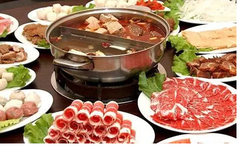  重慶火鍋底料批發(fā)對火鍋文化的闡述 重慶火鍋底料批發(fā)主要提供火鍋底料的銷售，對于一家生意很好的火鍋店來講，選擇一家穩(wěn)定的供應商是保證生意的必要措施，一般來講，進行長期合作的廠家在口味上才能夠進行還原，避免了頻繁換供應商對口味帶來的變化。 重慶火鍋種類繁多，主要以毛肚為主，當然每道菜都有重慶風味。調(diào)味料也以芝麻油、蒜泥、香菜、洋蔥、蠔油等輔助蘸料為基礎(chǔ)。吃得很豪放，尤其是在夏天，重慶火鍋赤手空拳，能感受到重慶火鍋帶來的浸泡。只有當你真正享受辛辣的火鍋時，你才能品嘗到重慶火鍋的特色。這是重慶特有的風味，也是重慶火鍋在吃的時候可以體驗到的靈魂深處。重慶的火鍋充滿了時代的氣息。每一口火鍋都能見證重慶火鍋的歷史發(fā)展。在這樣的環(huán)境下，重慶火鍋帶來了時代的呼喚，發(fā)出了美食的號角，繼承了傳統(tǒng)的美食，創(chuàng)造了重慶火鍋更好的口味。 重慶火鍋底料批發(fā)從歷史文化的角度出發(fā)，可以說重慶火鍋是百年歷史，在不斷精細化的工作過程中，重慶火鍋吸引了更多的人去認識，在飲食中也涵蓋了更多的歷史文化，取得了更大的成就。重慶火鍋基地的也讓人們記住了重慶的文化意義?；疱伝夭牧蠌S生產(chǎn)和生產(chǎn)火鍋基地材料是歷史發(fā)展的結(jié)合，而且在不斷生產(chǎn)的基礎(chǔ)材料中可以有多種口味和經(jīng)驗，這也是對重慶火鍋的認可，是重慶火鍋精神的歷史驅(qū)動。重慶火鍋的味道是很有特點的，特別是我們吃火鍋的時候，我們可以識別和體驗火鍋的味道。重慶火鍋在吃火鍋時，會帶來一定的特色和各種口味，所以火鍋的味道也可以被更多人接受和喜歡。 重慶火鍋底料批發(fā)的風味體現(xiàn)在多樣化的格局中。說重慶火鍋的多樣性真的沒有覆蓋，更不用說重慶火鍋中的紅油黃油了。重慶火鍋的香辣味足以讓更多的人喜歡。當然，目前重慶火鍋種類較多，但所有的基礎(chǔ)材料都圍繞著重慶火鍋展開。美味的麻辣鍋，正宗的重慶火鍋，精致的火鍋，吃起來正宗的味道，是重慶火鍋帶來的享受。 為了追求健康，重慶火鍋帶來了越來越多的基礎(chǔ)材料。在基礎(chǔ)材料上，滋補木耳湯火鍋也可以帶來這個時代的正宗味道，吃在嘴里，享受美味的重慶火鍋。重慶火鍋的番茄火鍋很有特色，可以是酸辣的，可以是酸辣的，但是吃這種火鍋，你可以享受到重慶火鍋的美味，是重慶火鍋從主料到主料的絕配。當然，這種重慶火鍋有著獨特的風味，是對重慶風味的體驗和認識。但我們吃的是火鍋。我們所享受的是重慶的品味和體驗。